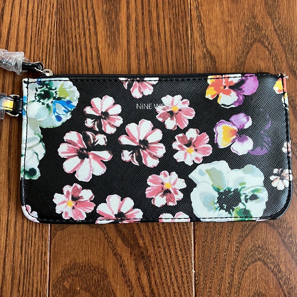 NWOT Nine West Floral Wristlet